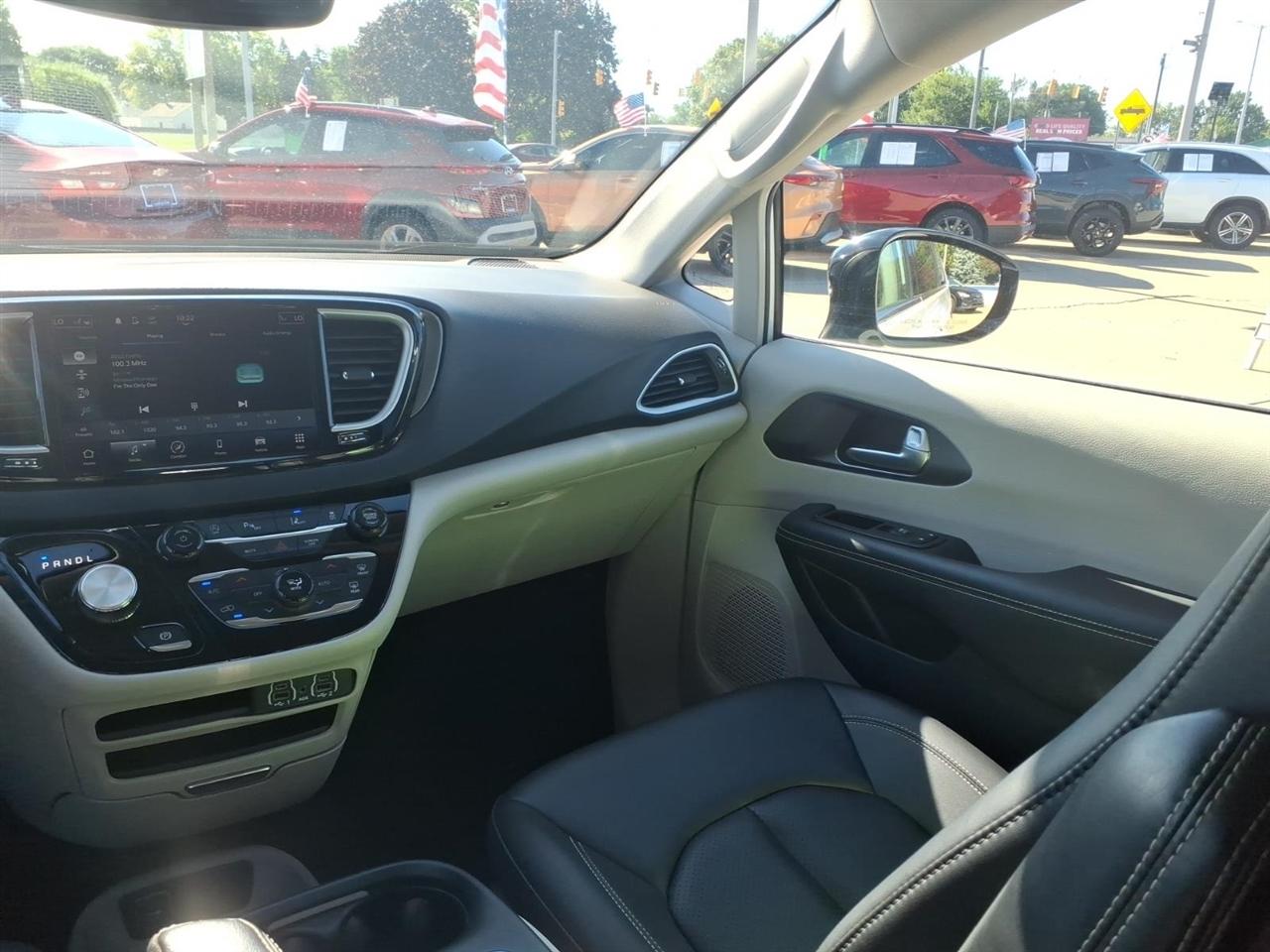Chrysler Pacifica Touring L FWD 2024