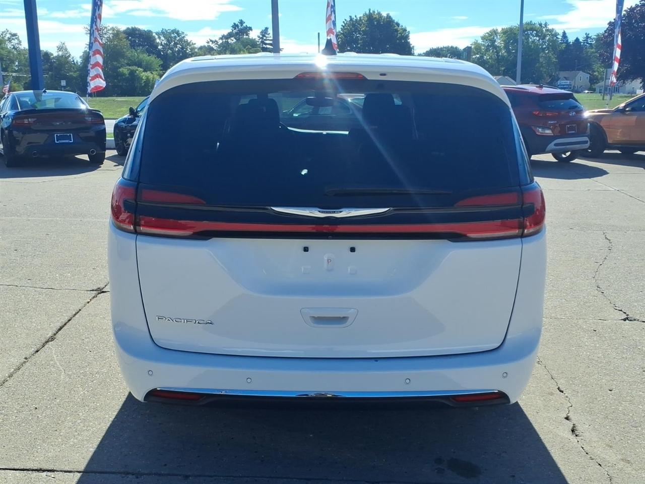 Chrysler Pacifica Touring L FWD 2024
