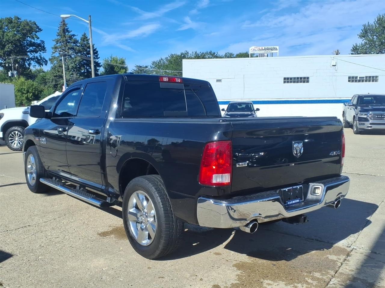 RAM 1500 4WD Crew Cab 140.5" SLT 2016