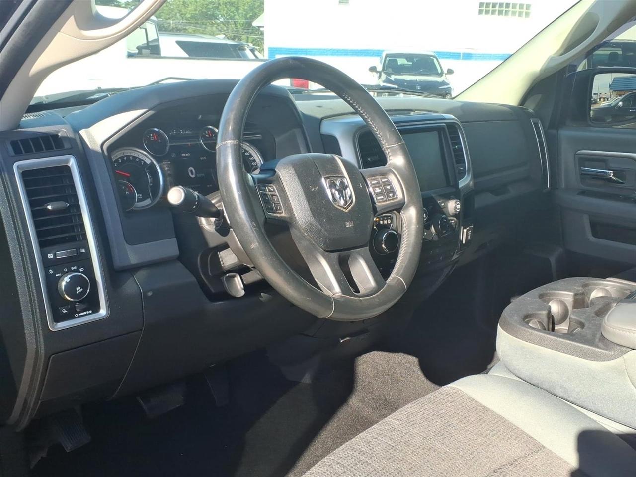 RAM 1500 4WD Crew Cab 140.5" SLT 2016