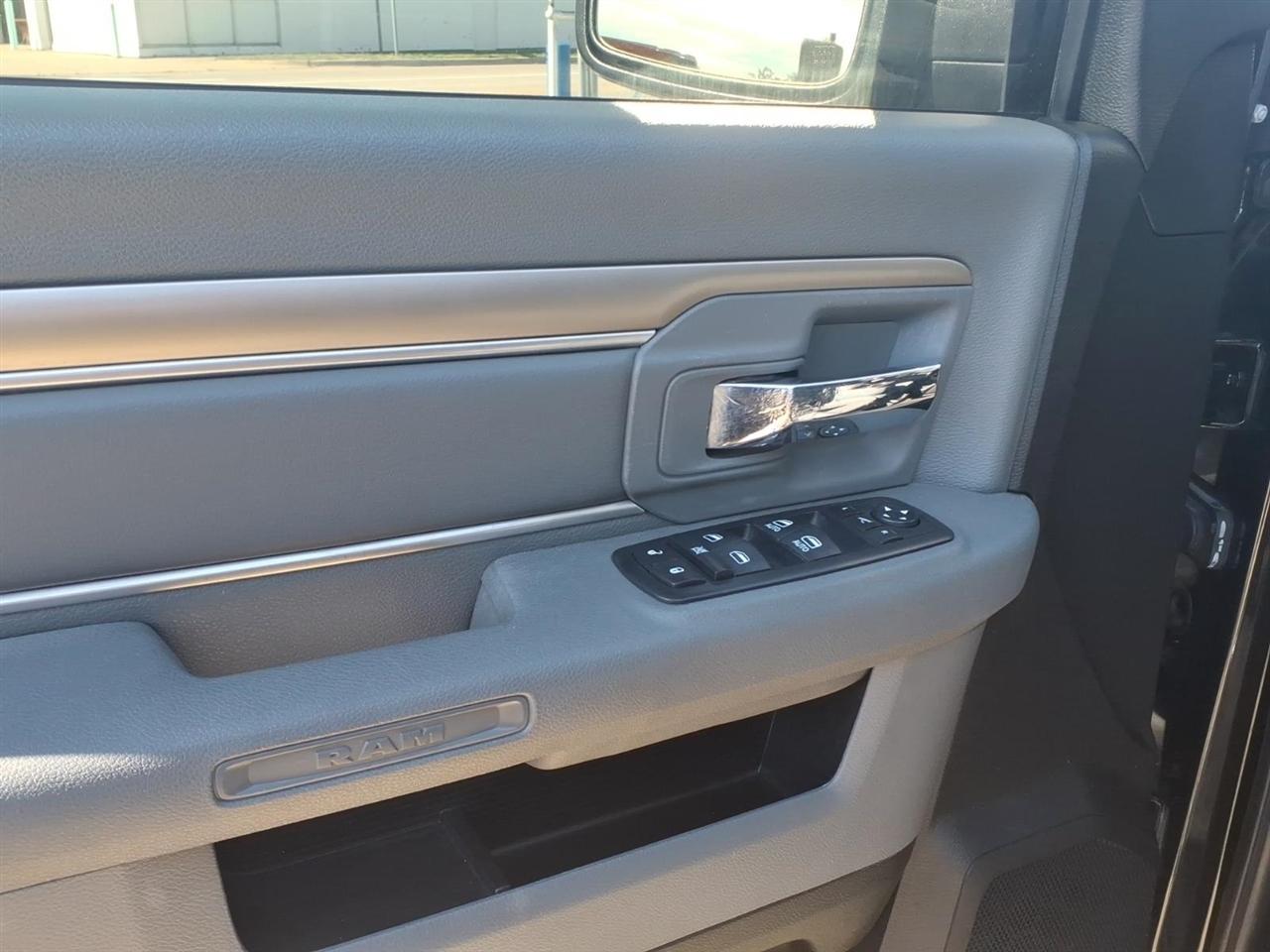 RAM 1500 4WD Crew Cab 140.5" SLT 2016