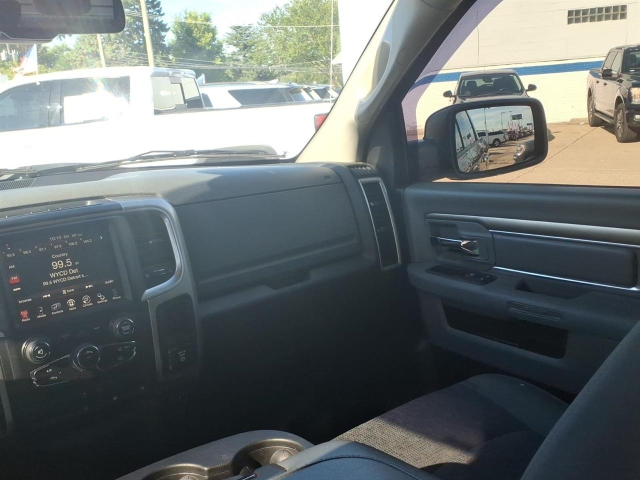 RAM 1500 4WD Crew Cab 140.5" SLT 2016