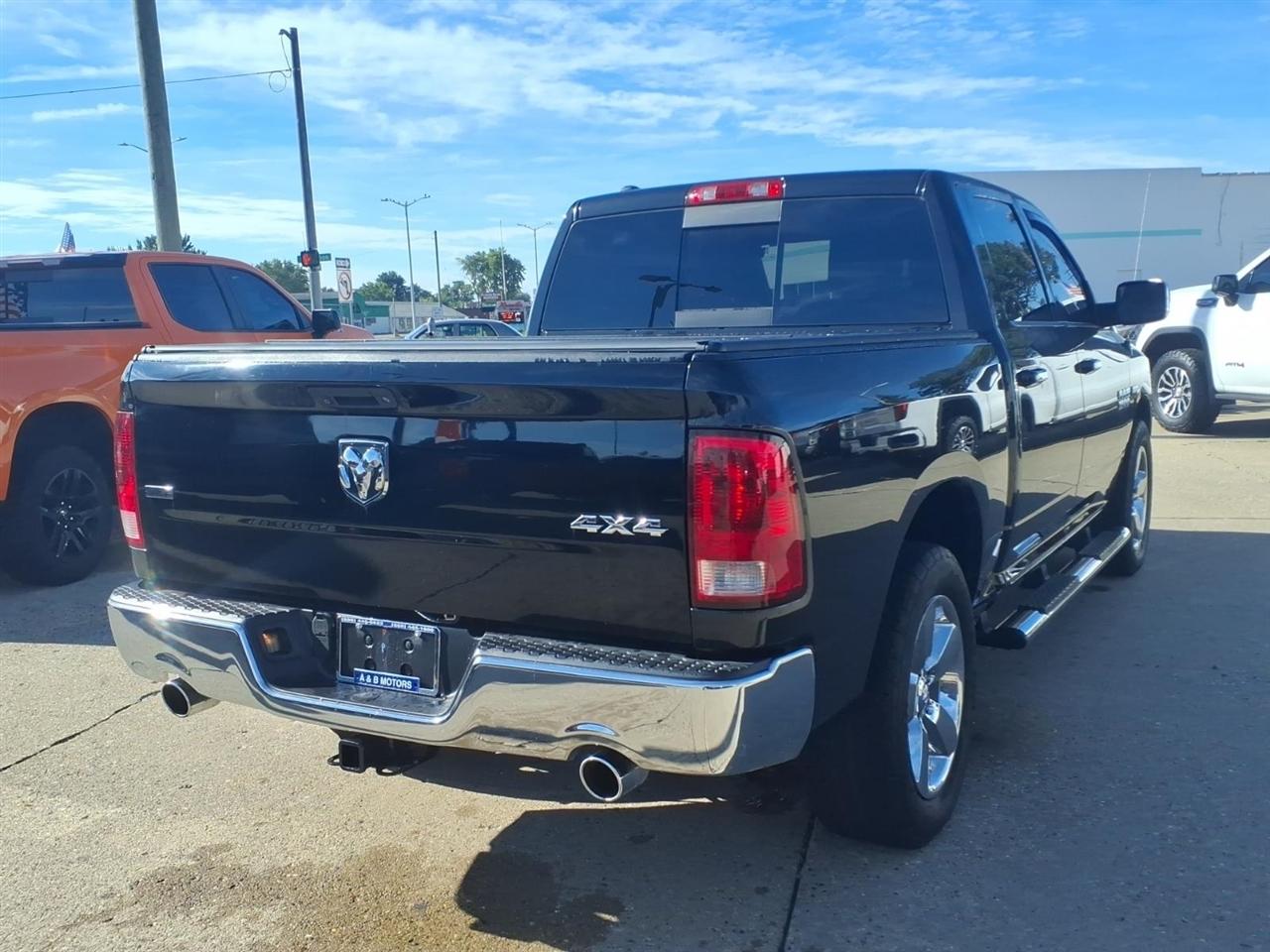 RAM 1500 4WD Crew Cab 140.5" SLT 2016