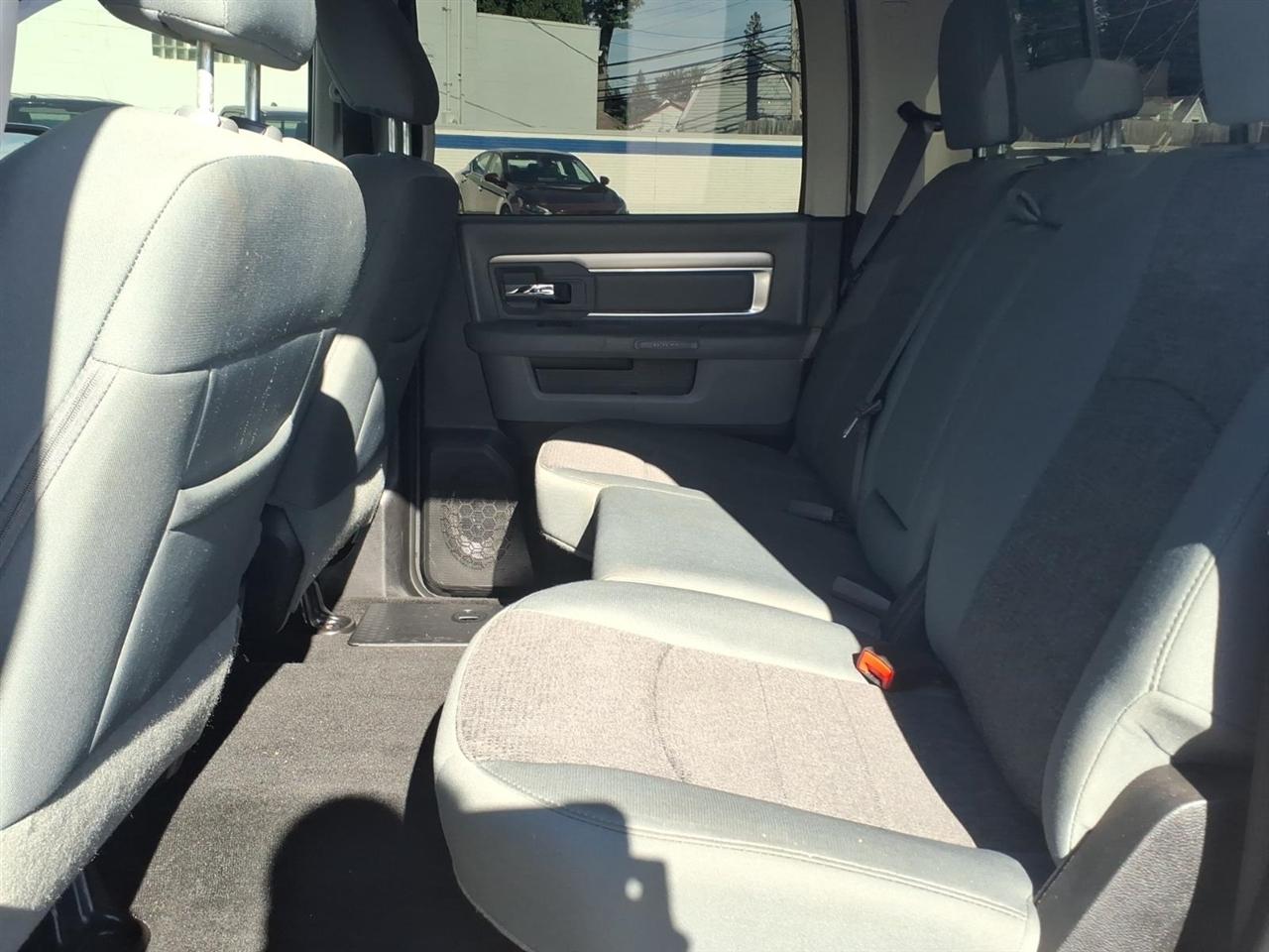 RAM 1500 4WD Crew Cab 140.5" SLT 2016