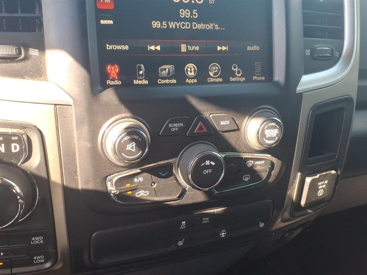 RAM 1500 4WD Crew Cab 140.5" SLT 2016