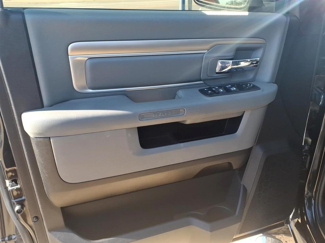 RAM 1500 4WD Crew Cab 140.5" SLT 2016