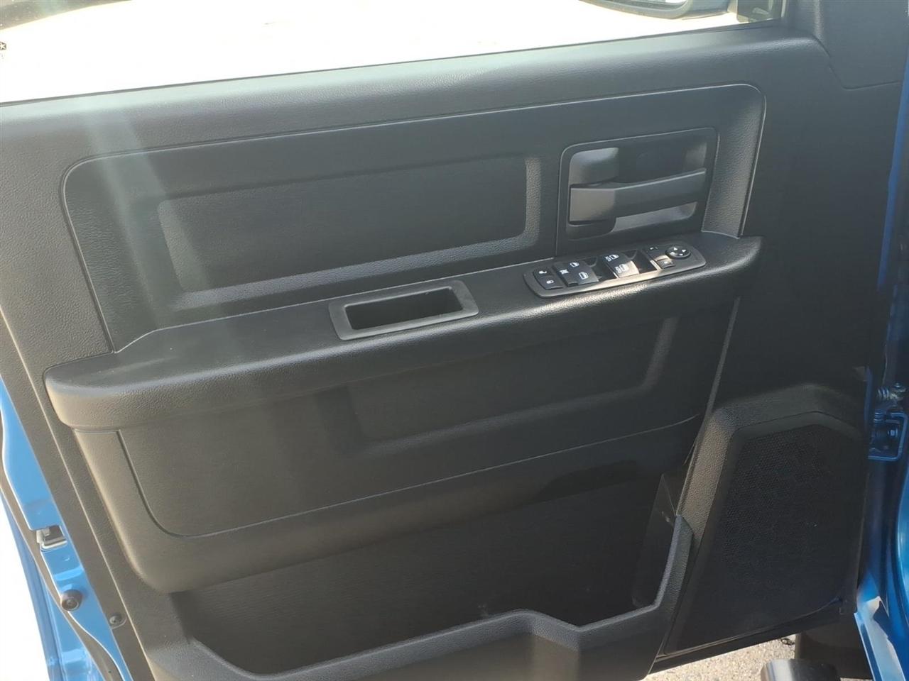 RAM 1500 Classic Tradesman 4x4 Quad Cab 6'4" Box 2023