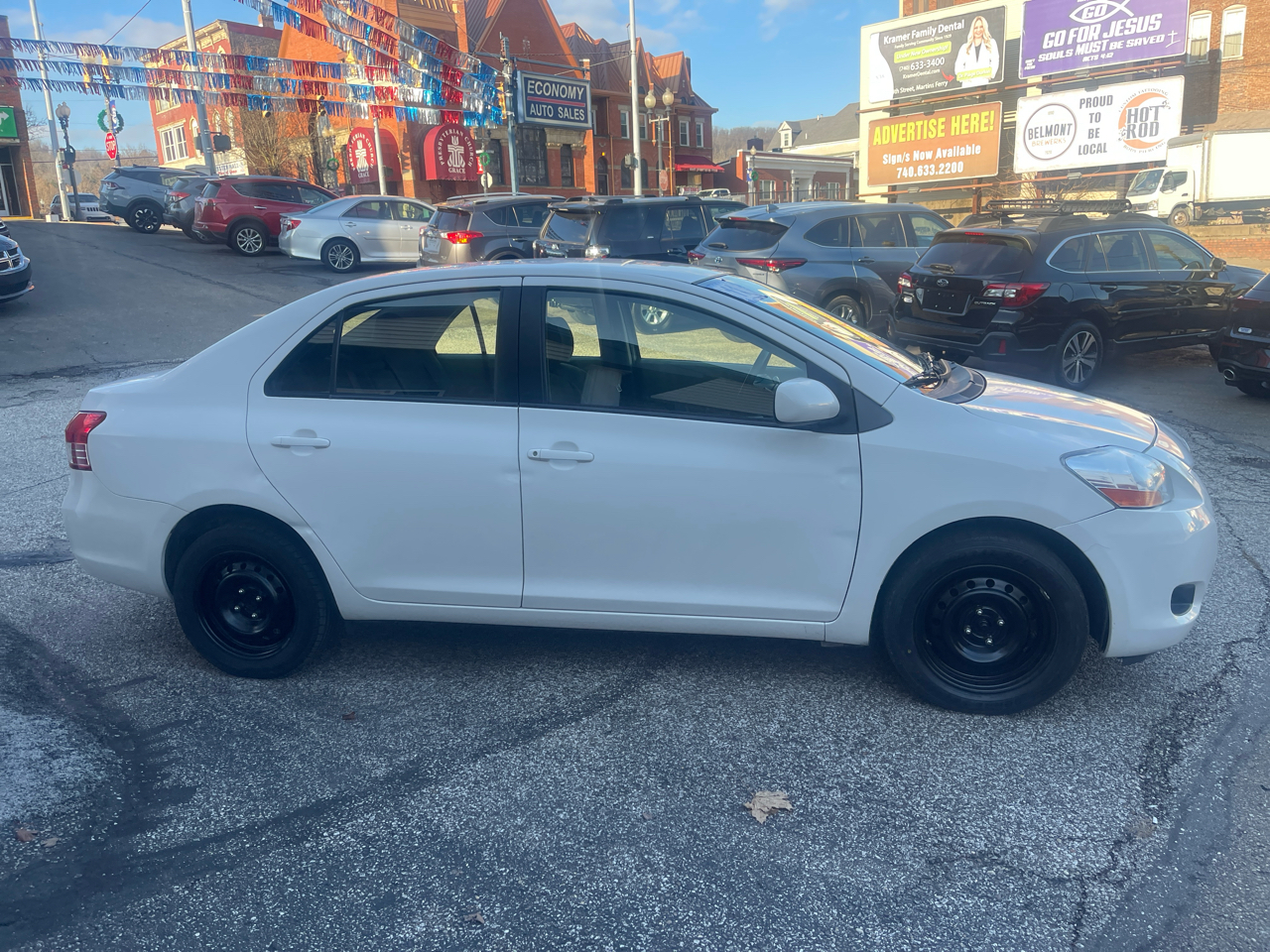 Toyota Yaris 4dr Sdn Man (Natl) 2011