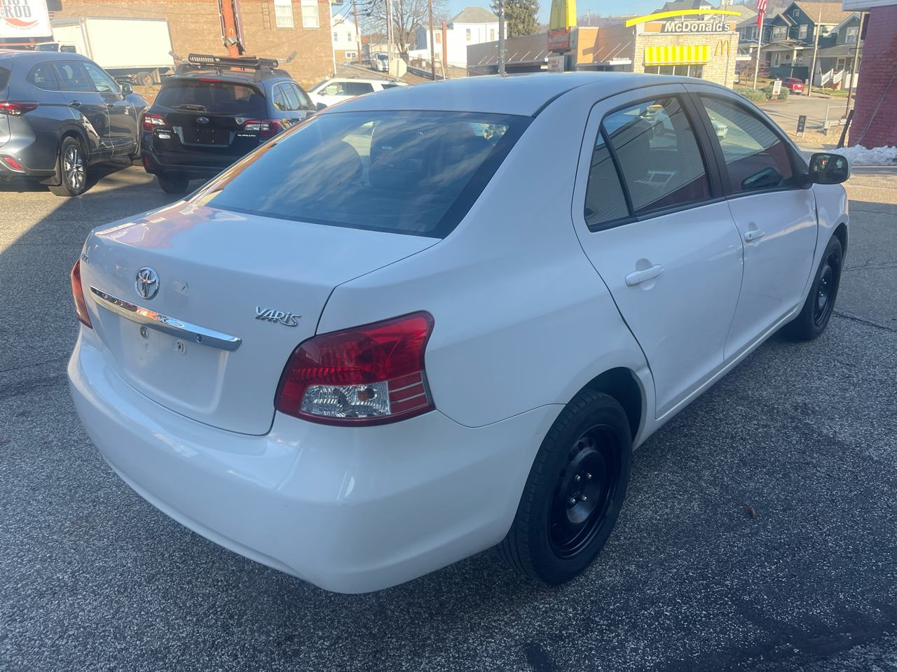 Toyota Yaris 4dr Sdn Man (Natl) 2011