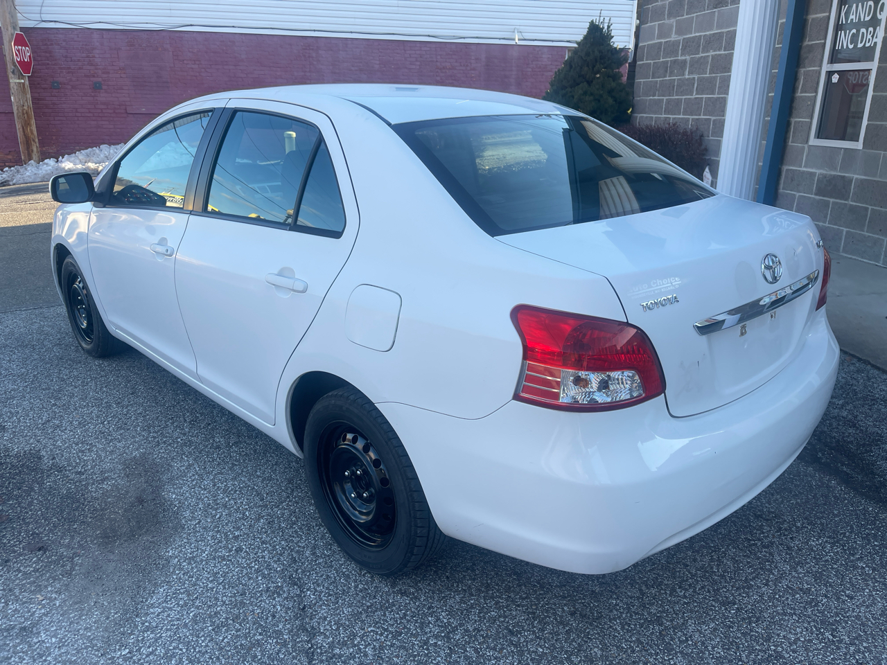 Toyota Yaris 4dr Sdn Man (Natl) 2011