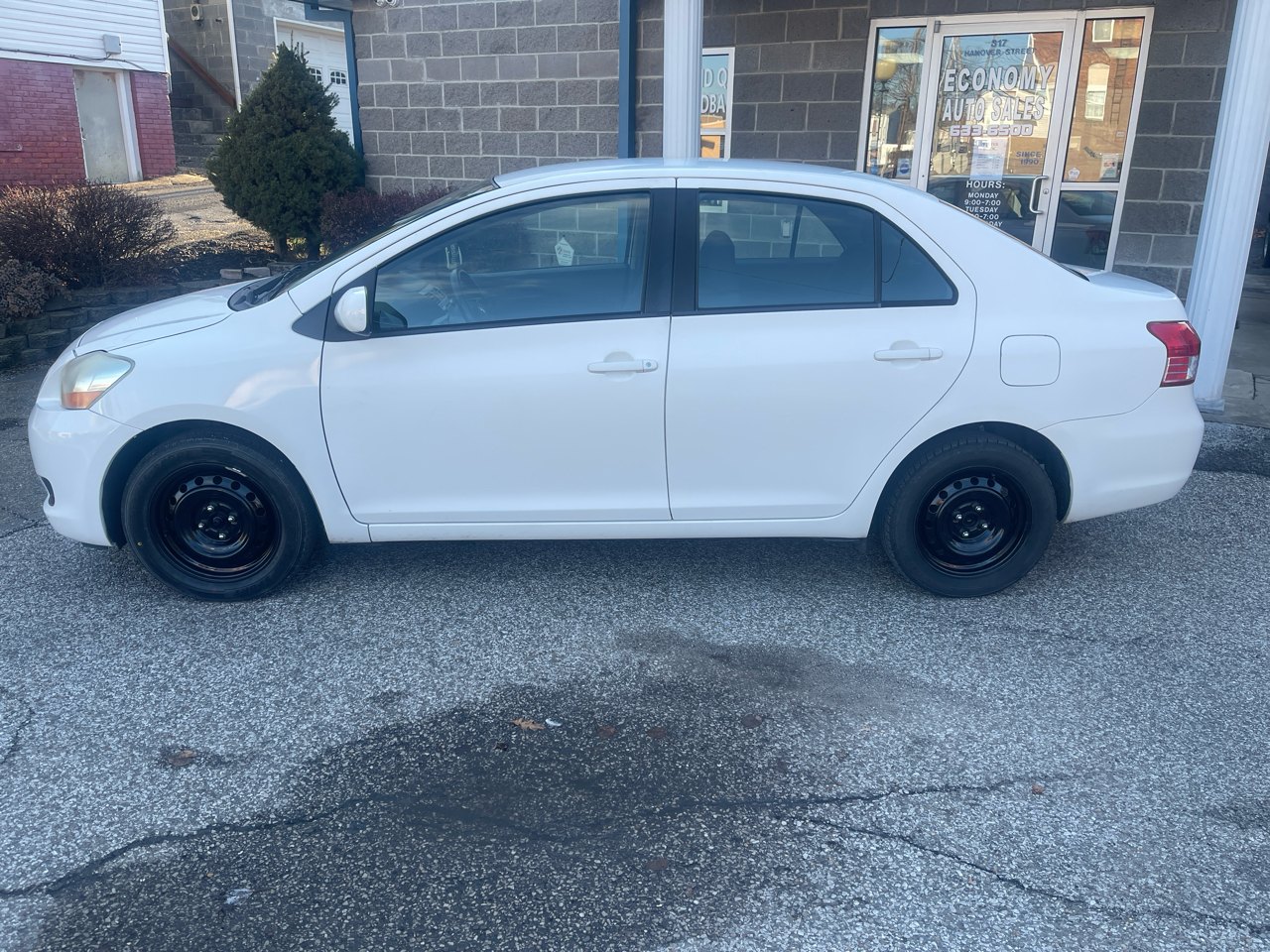 Toyota Yaris 4dr Sdn Man (Natl) 2011