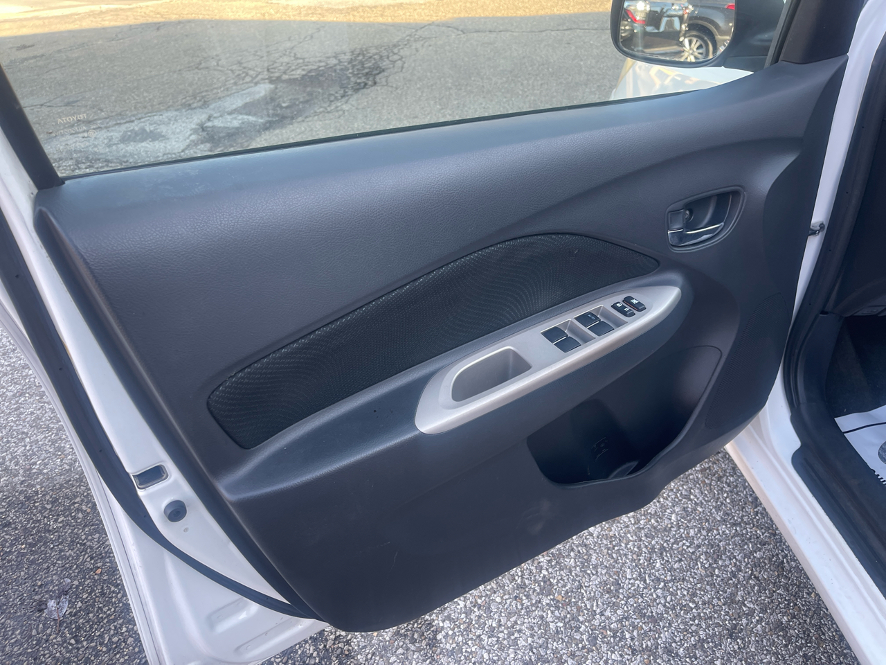 Toyota Yaris 4dr Sdn Man (Natl) 2011