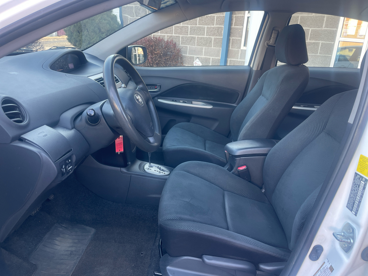 Toyota Yaris 4dr Sdn Man (Natl) 2011