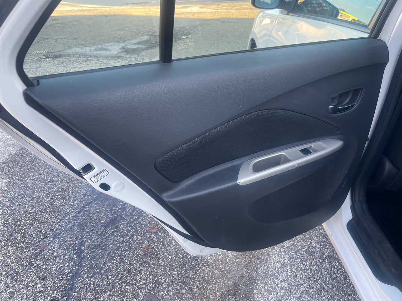 Toyota Yaris 4dr Sdn Man (Natl) 2011