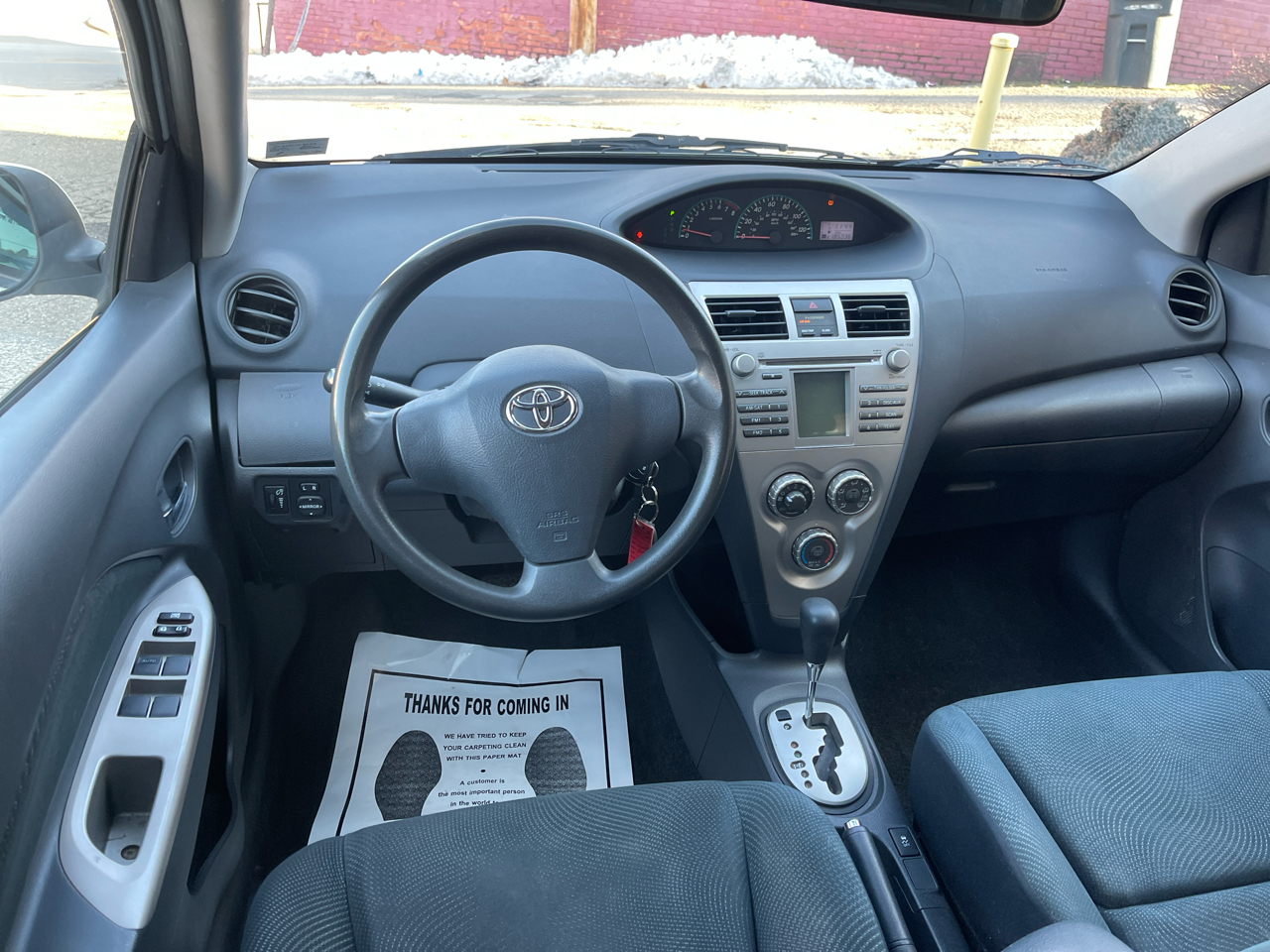 Toyota Yaris 4dr Sdn Man (Natl) 2011