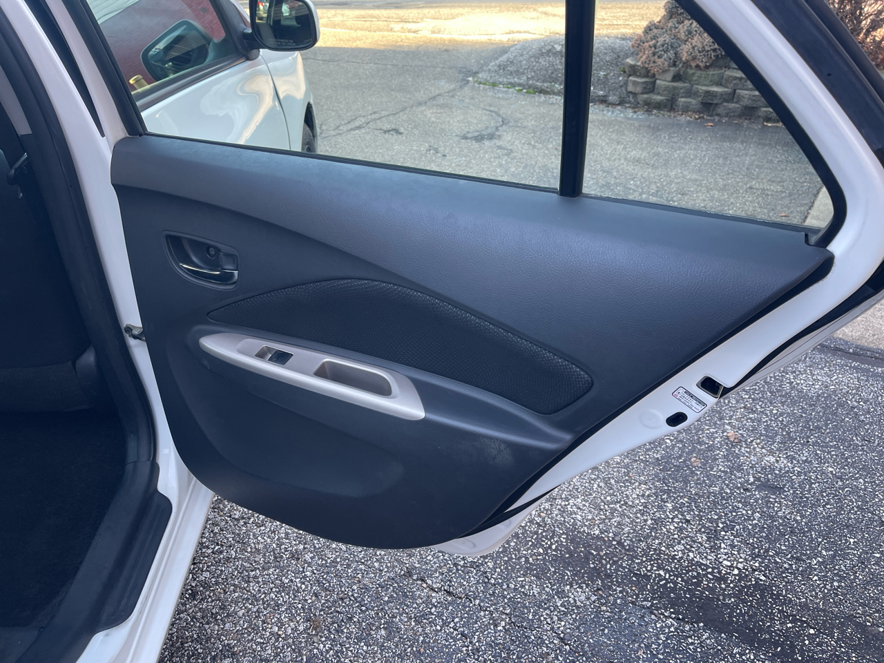 Toyota Yaris 4dr Sdn Man (Natl) 2011