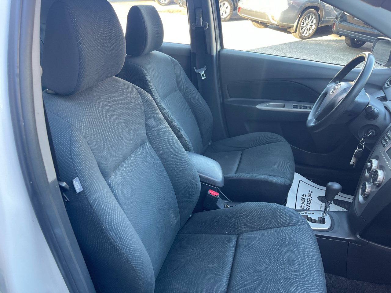 Toyota Yaris 4dr Sdn Man (Natl) 2011