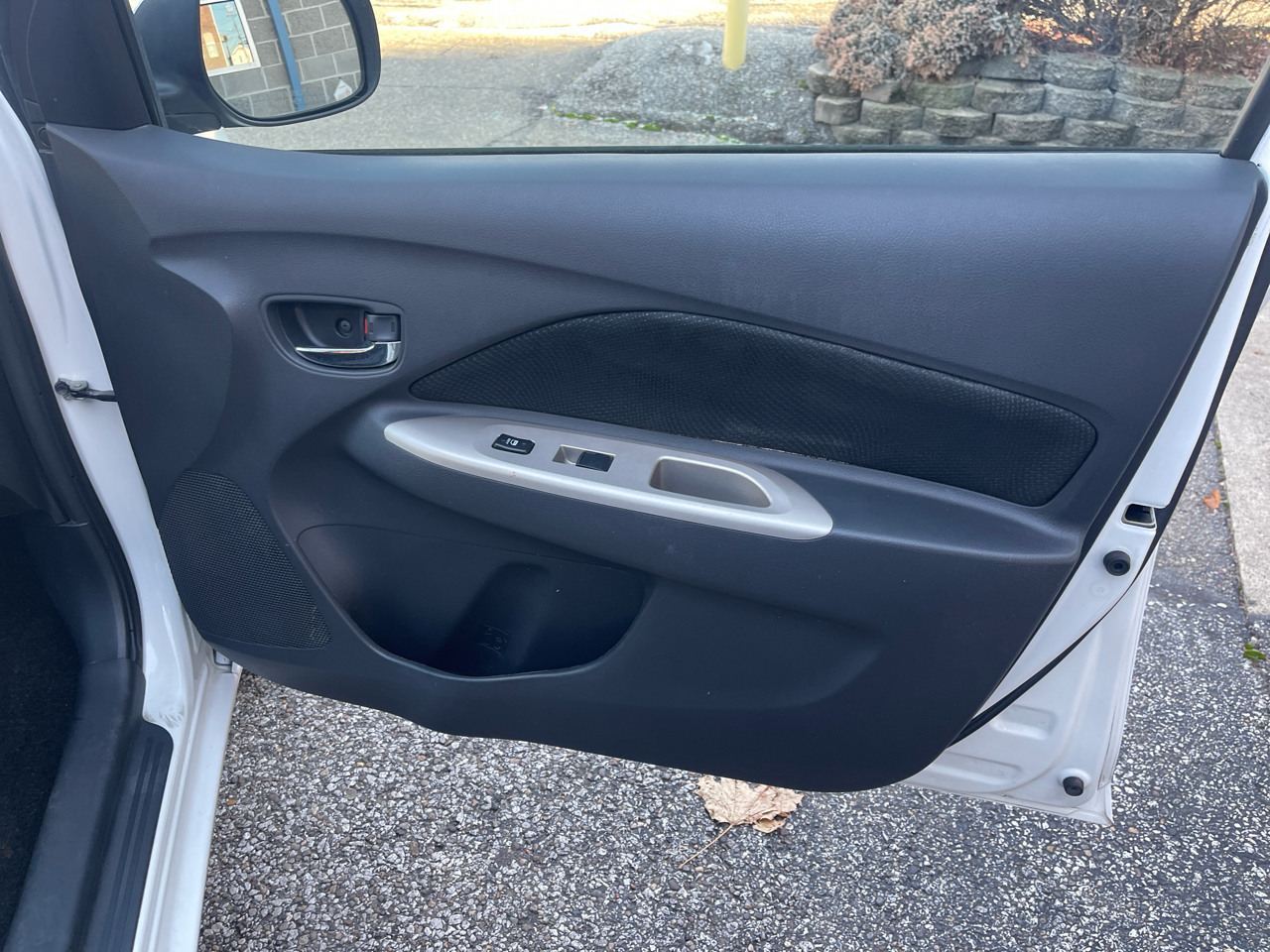 Toyota Yaris 4dr Sdn Man (Natl) 2011