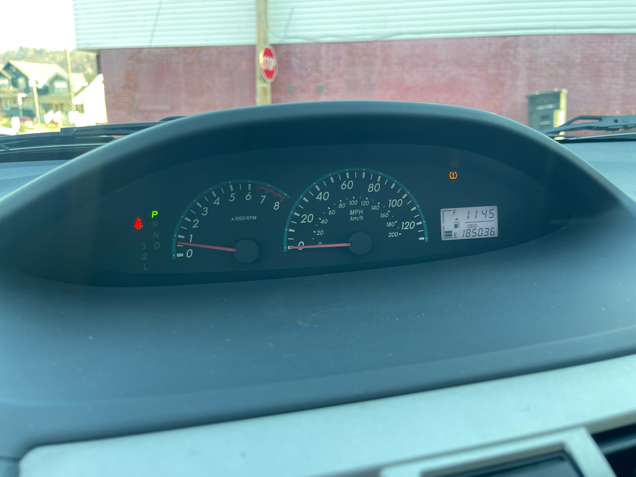 Toyota Yaris 4dr Sdn Man (Natl) 2011