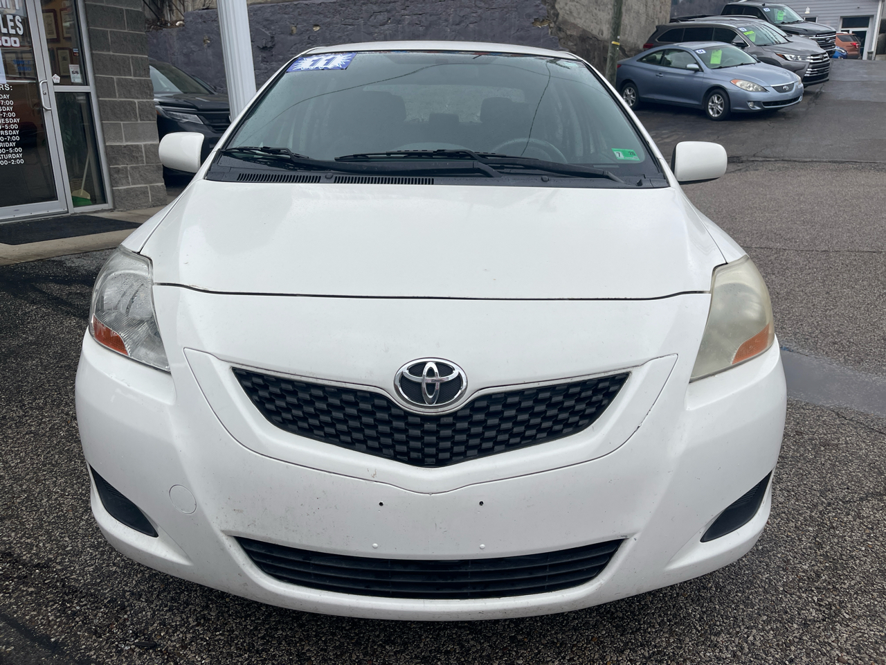 Toyota Yaris 4dr Sdn Man (Natl) 2011