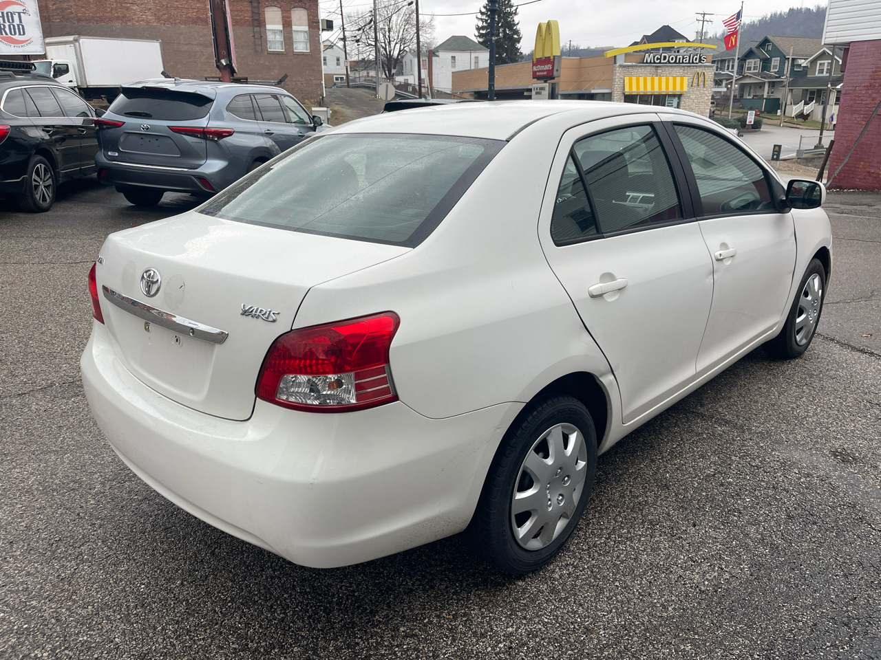 Toyota Yaris 4dr Sdn Man (Natl) 2011