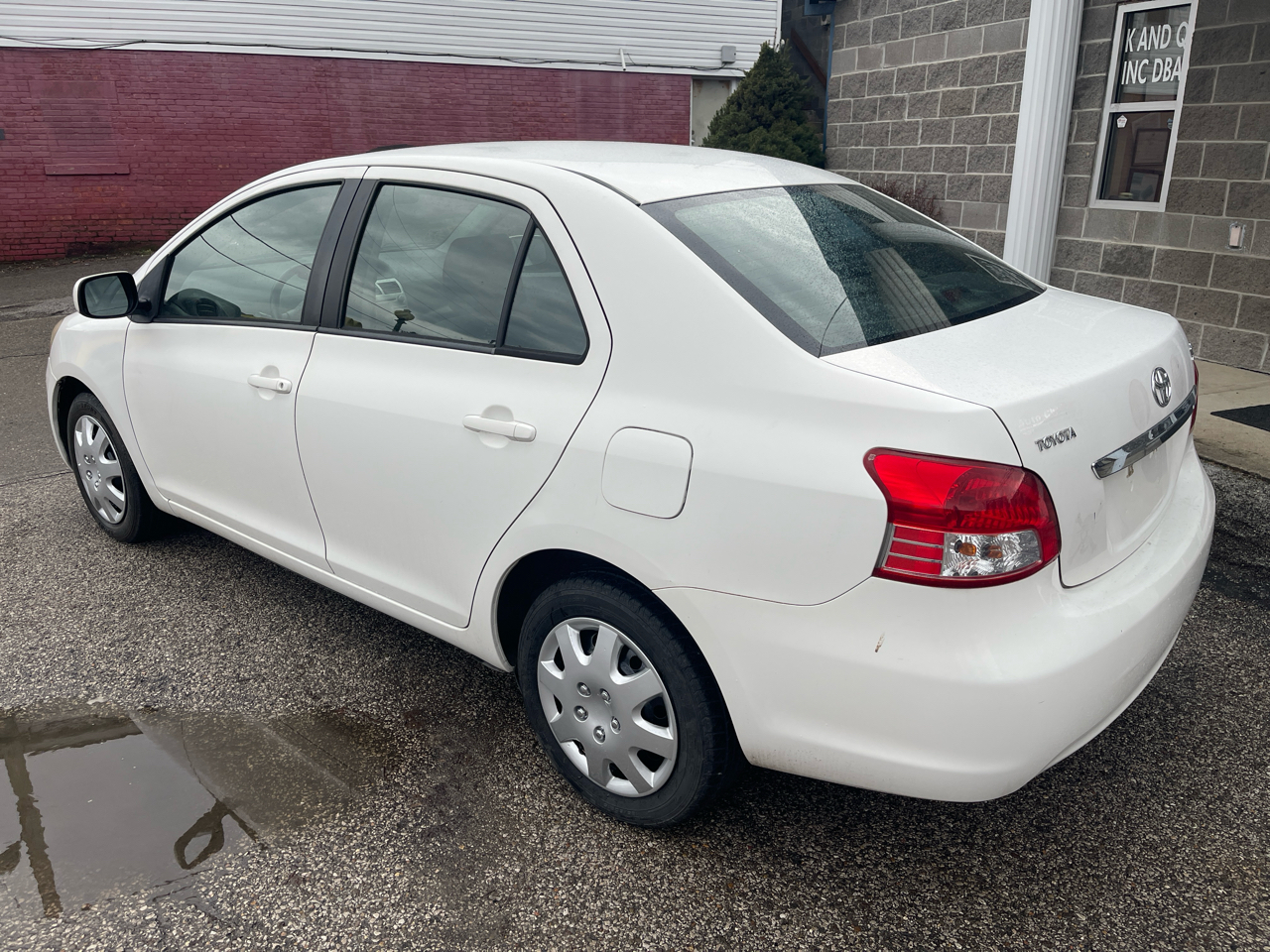 Toyota Yaris 4dr Sdn Man (Natl) 2011