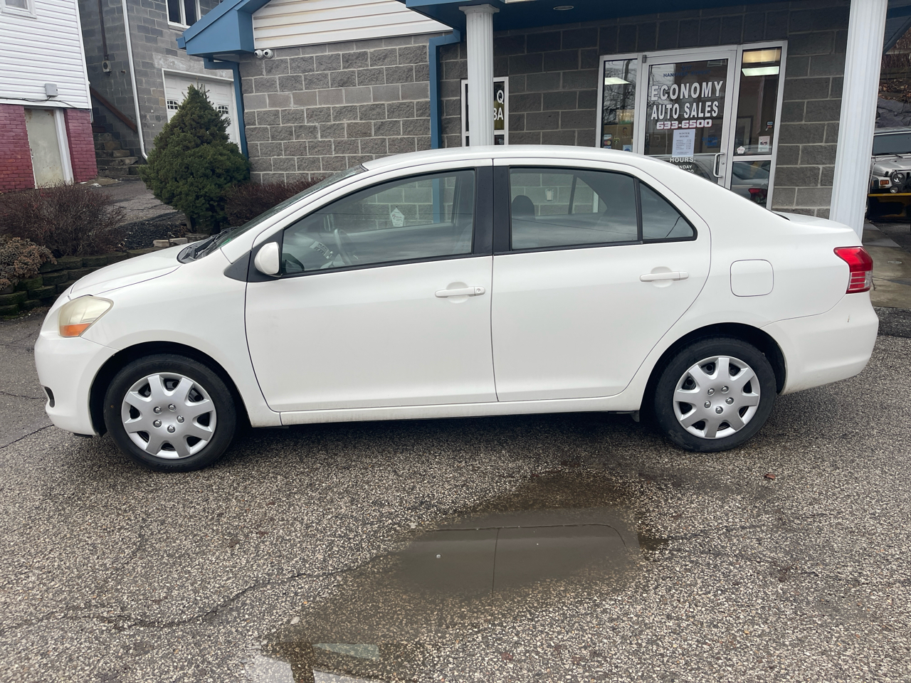 Toyota Yaris 4dr Sdn Man (Natl) 2011