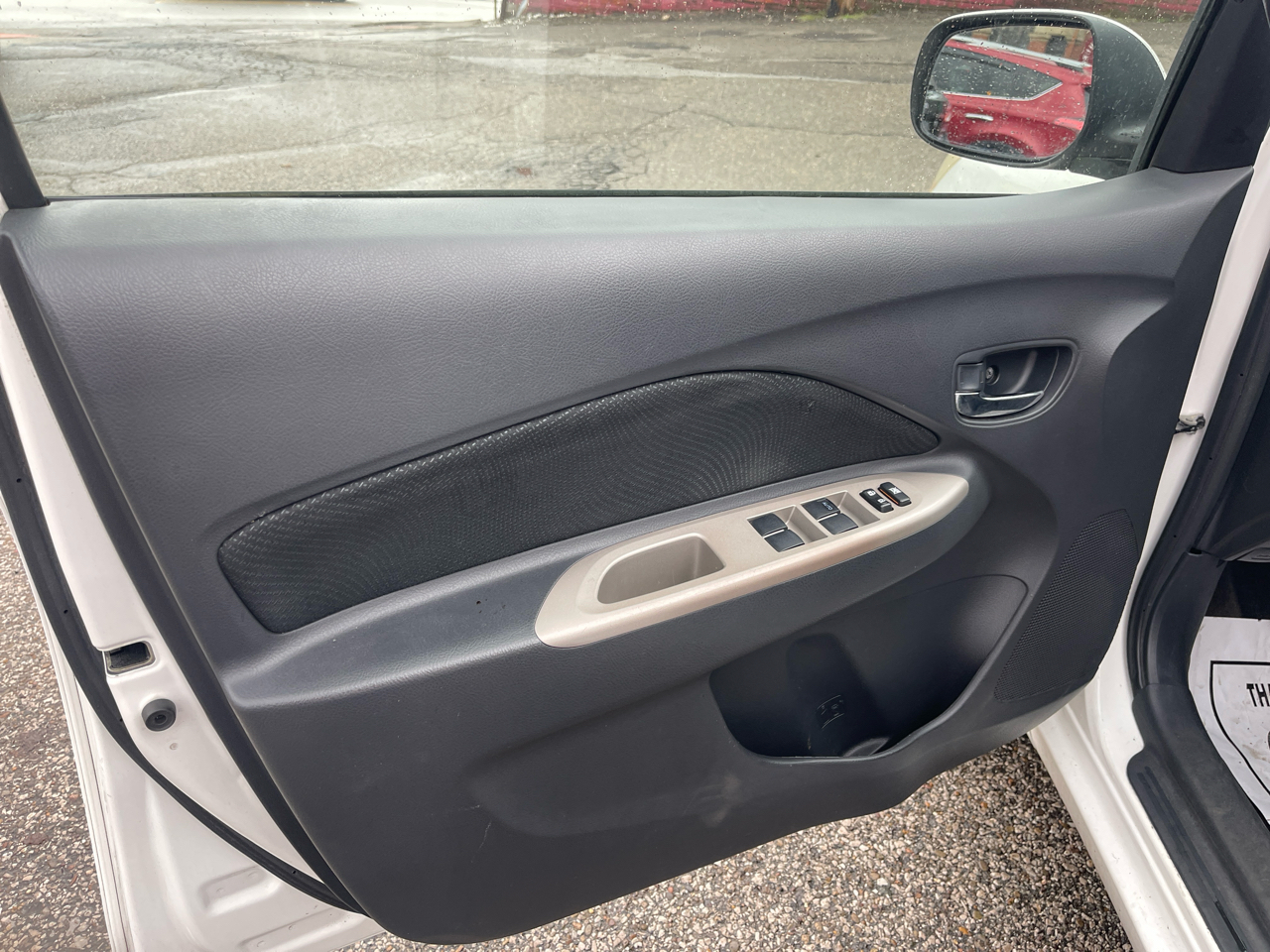 Toyota Yaris 4dr Sdn Man (Natl) 2011