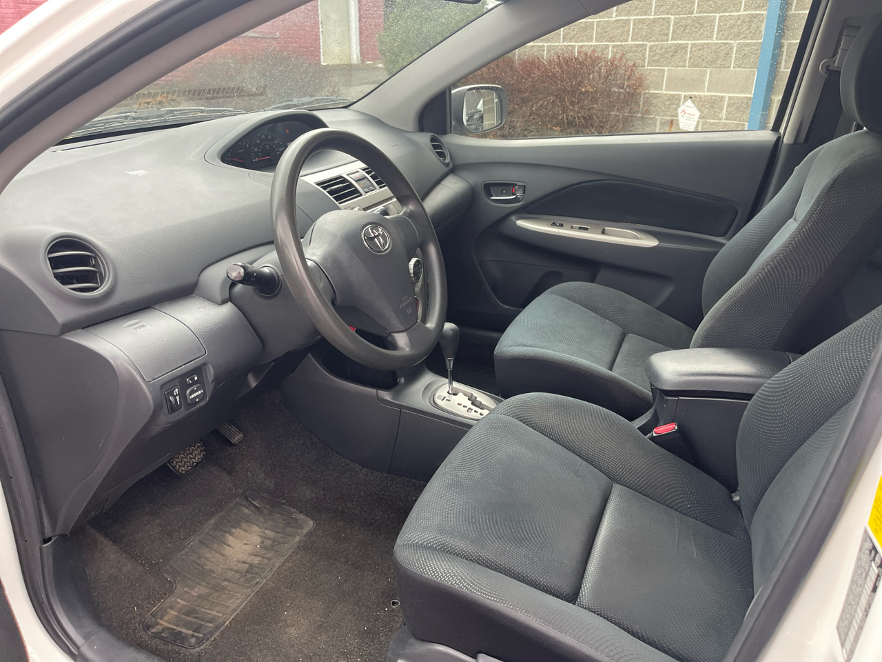 Toyota Yaris 4dr Sdn Man (Natl) 2011