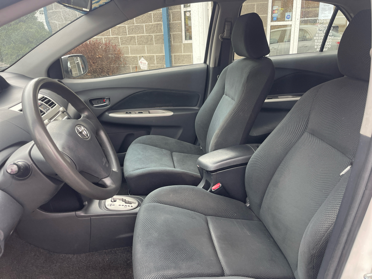 Toyota Yaris 4dr Sdn Man (Natl) 2011