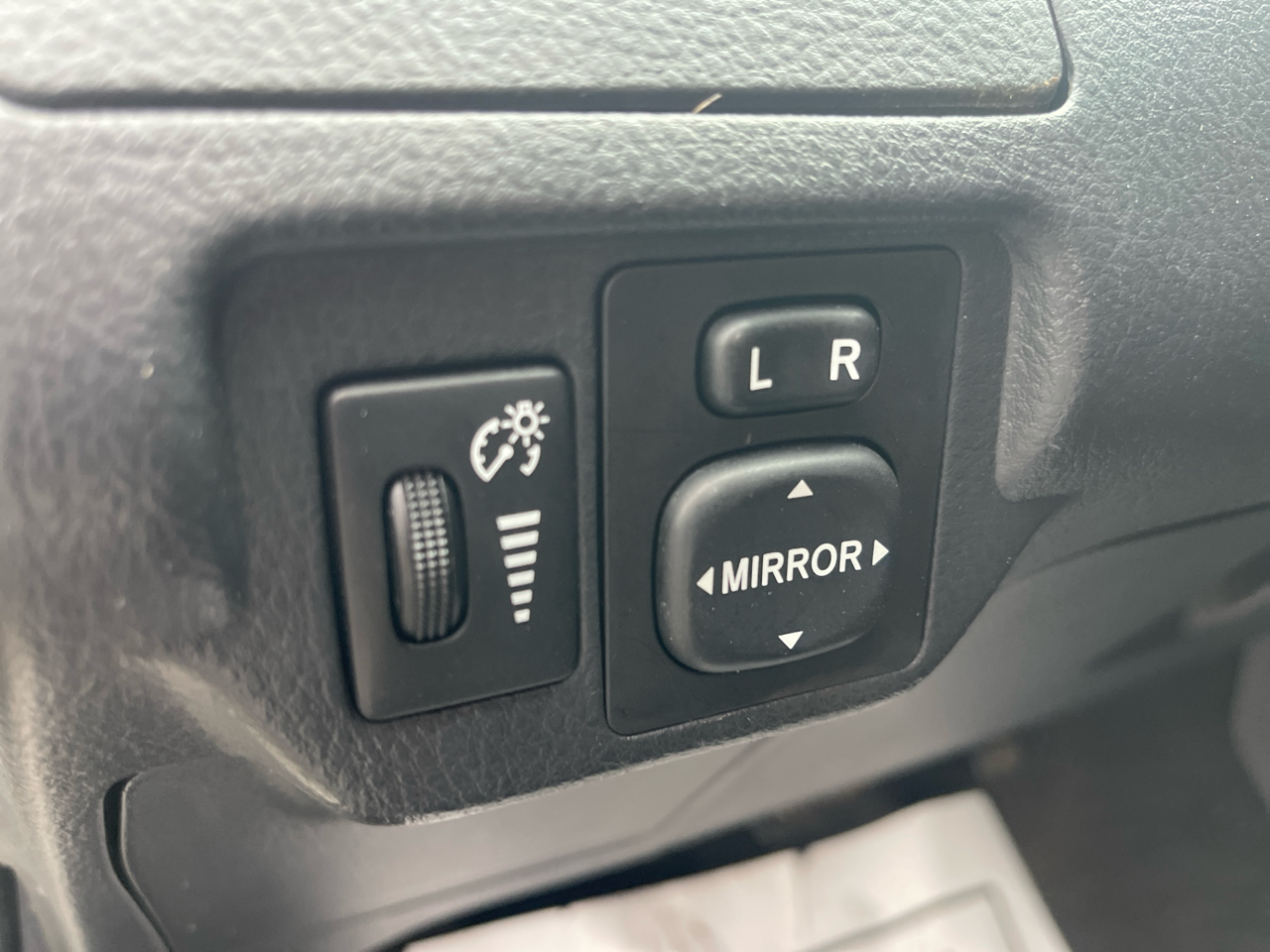 Toyota Yaris 4dr Sdn Man (Natl) 2011