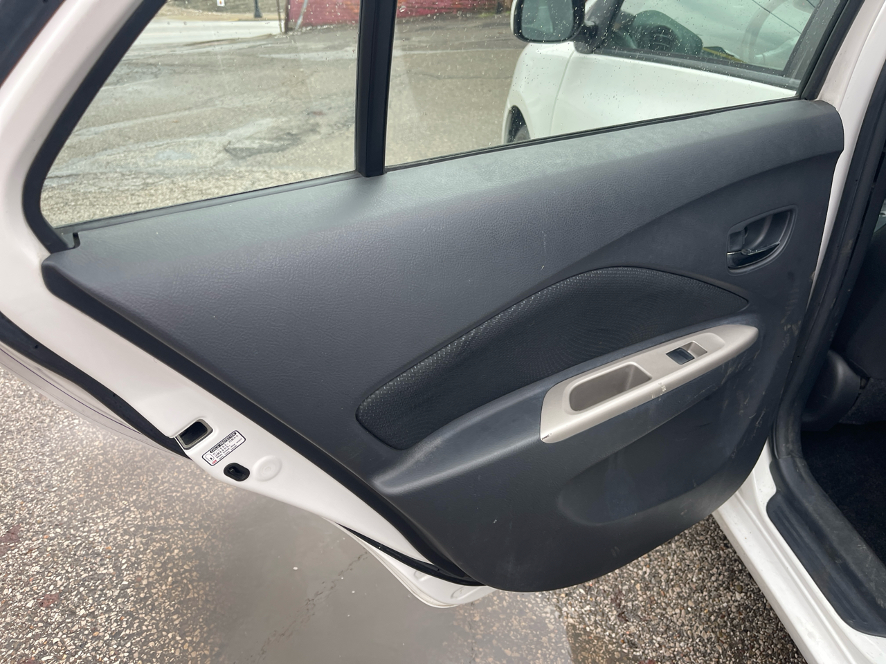 Toyota Yaris 4dr Sdn Man (Natl) 2011