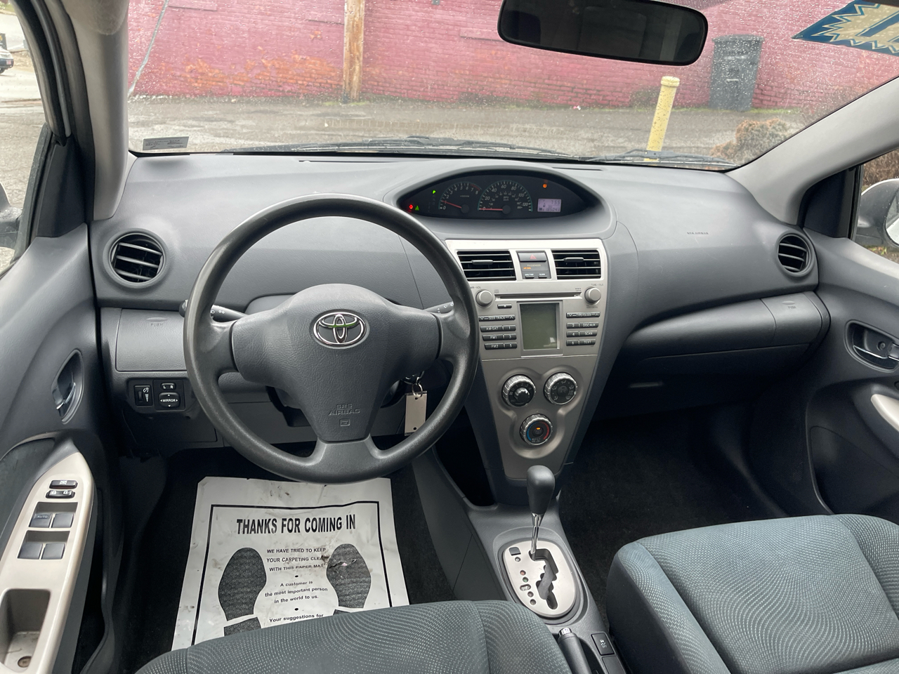 Toyota Yaris 4dr Sdn Man (Natl) 2011