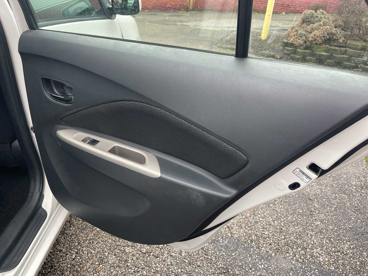 Toyota Yaris 4dr Sdn Man (Natl) 2011