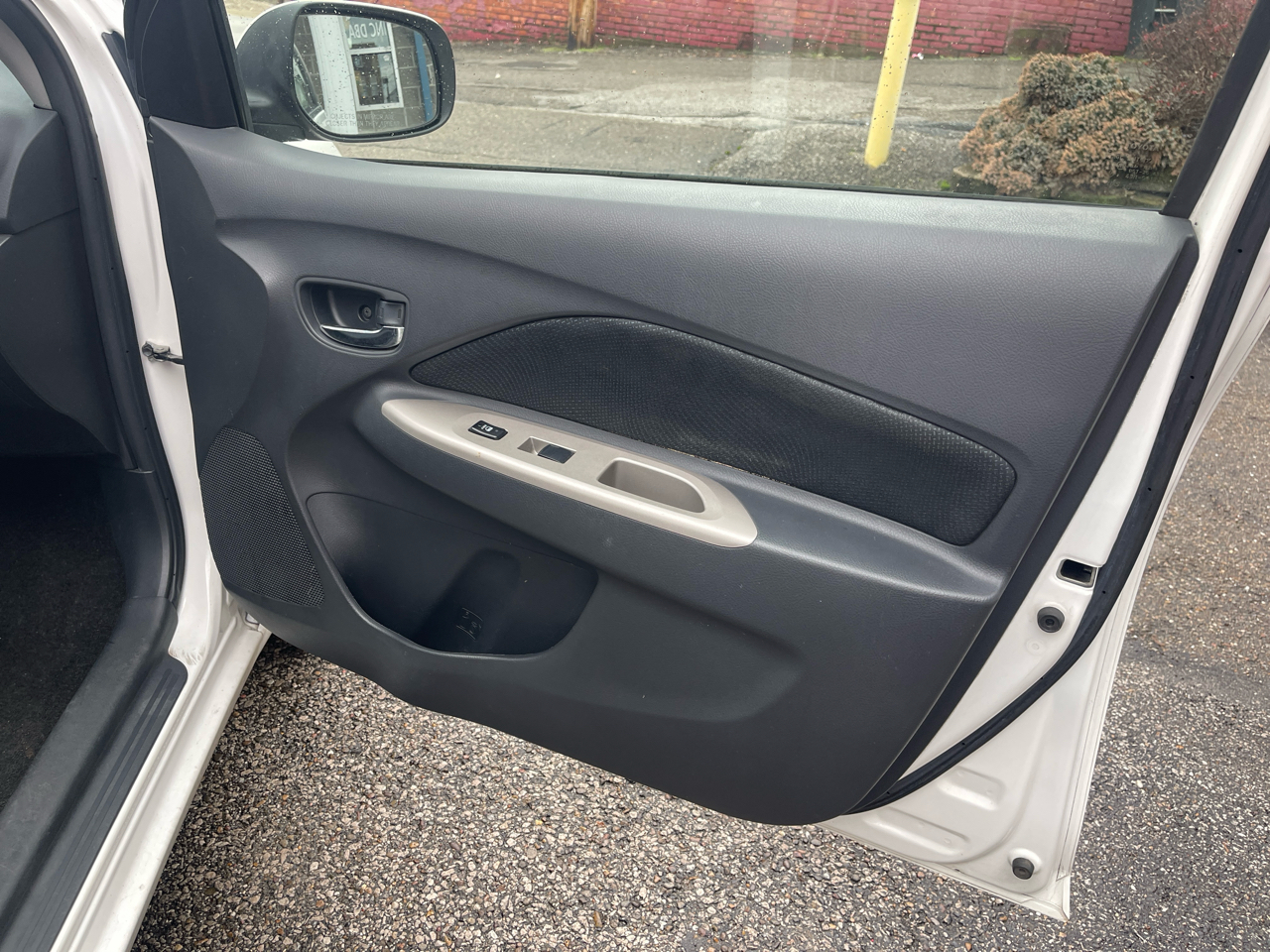 Toyota Yaris 4dr Sdn Man (Natl) 2011