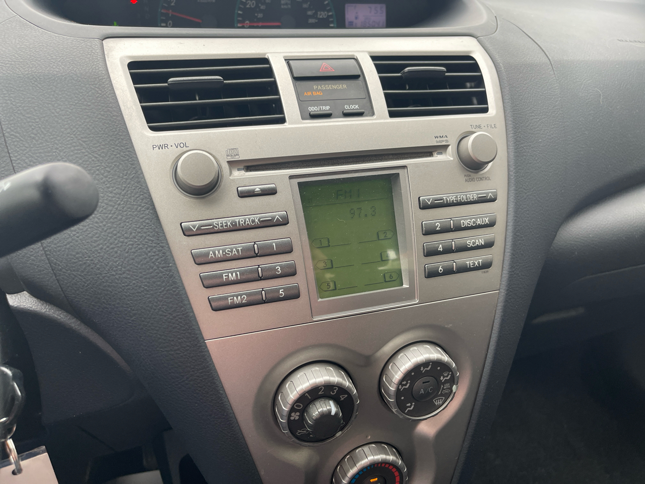 Toyota Yaris 4dr Sdn Man (Natl) 2011