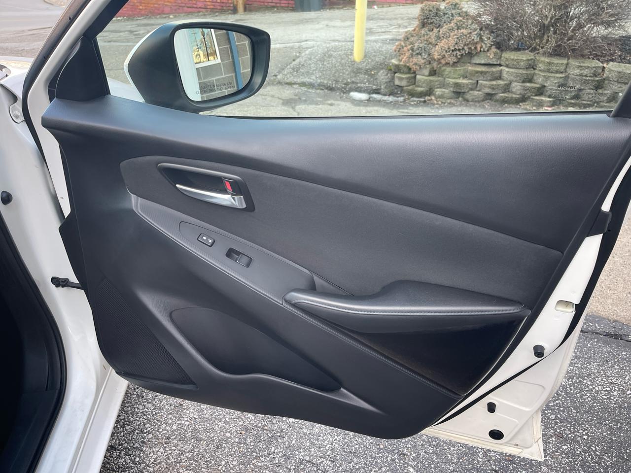 Toyota Yaris iA Auto (Natl) 2017