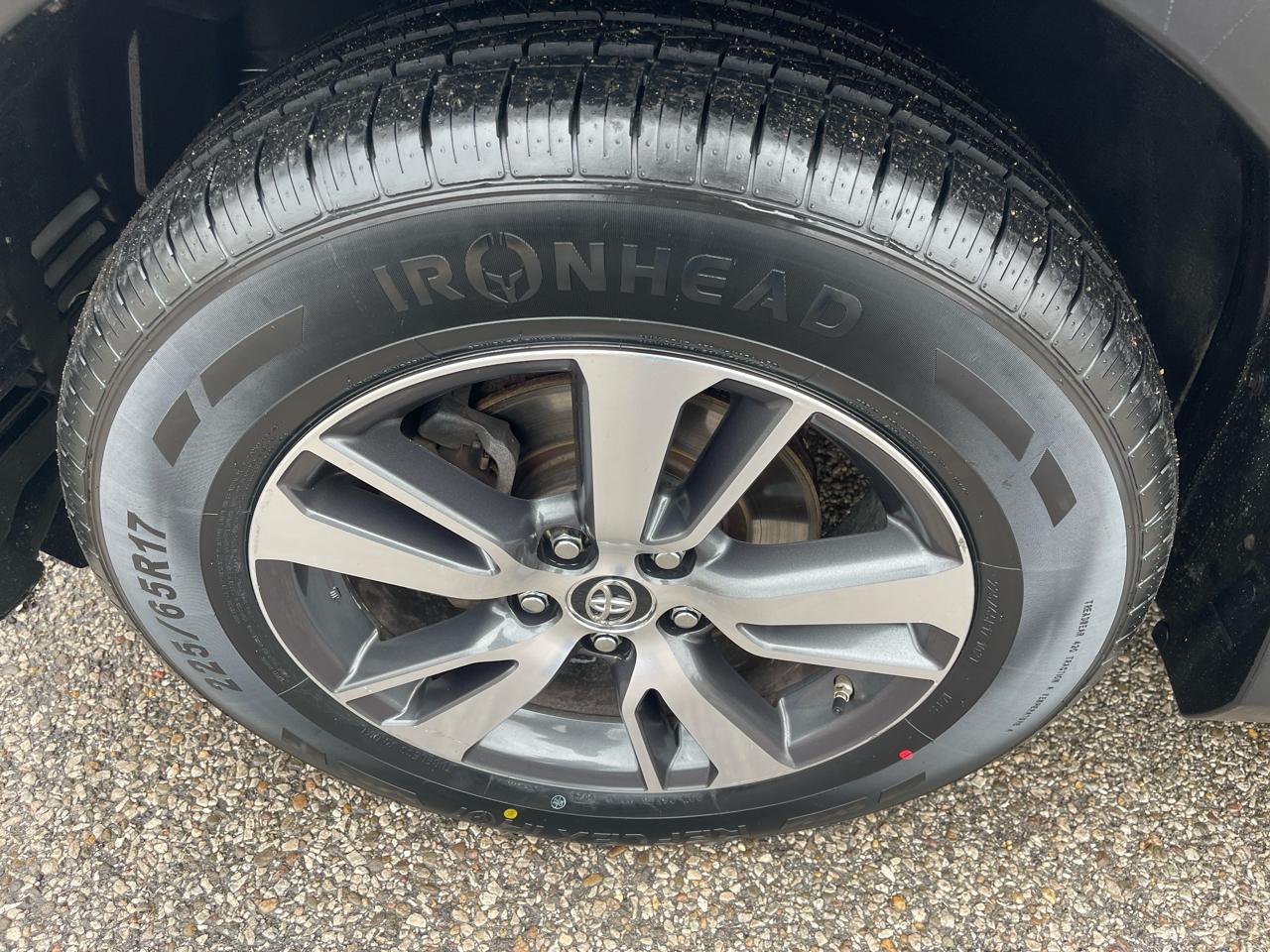 Toyota RAV4 XLE AWD (Natl) 2017