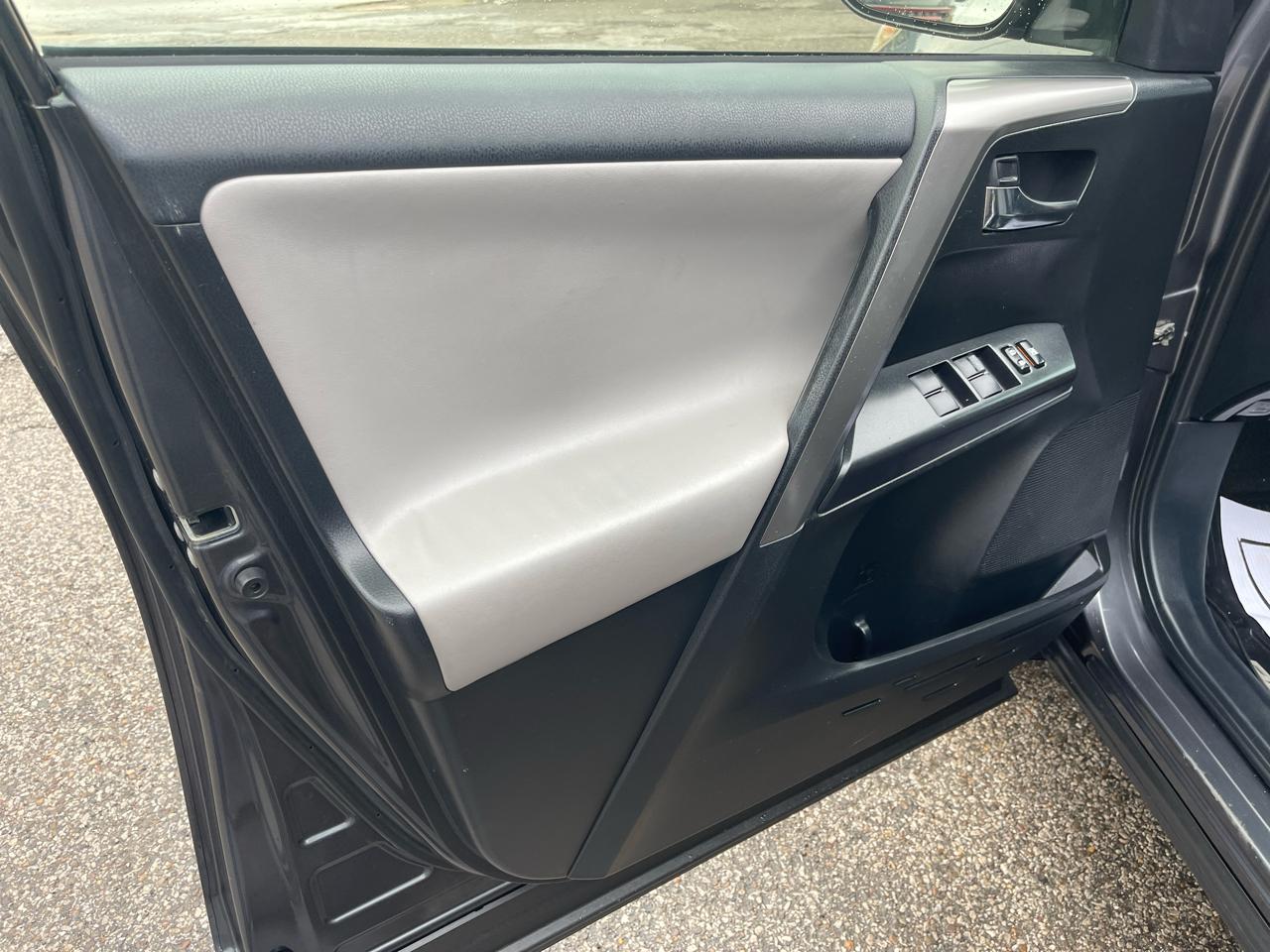 Toyota RAV4 XLE AWD (Natl) 2017