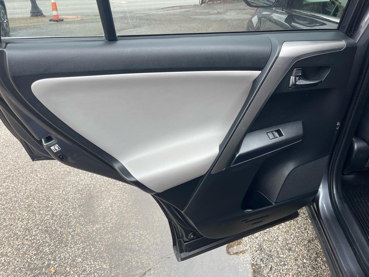 Toyota RAV4 XLE AWD (Natl) 2017