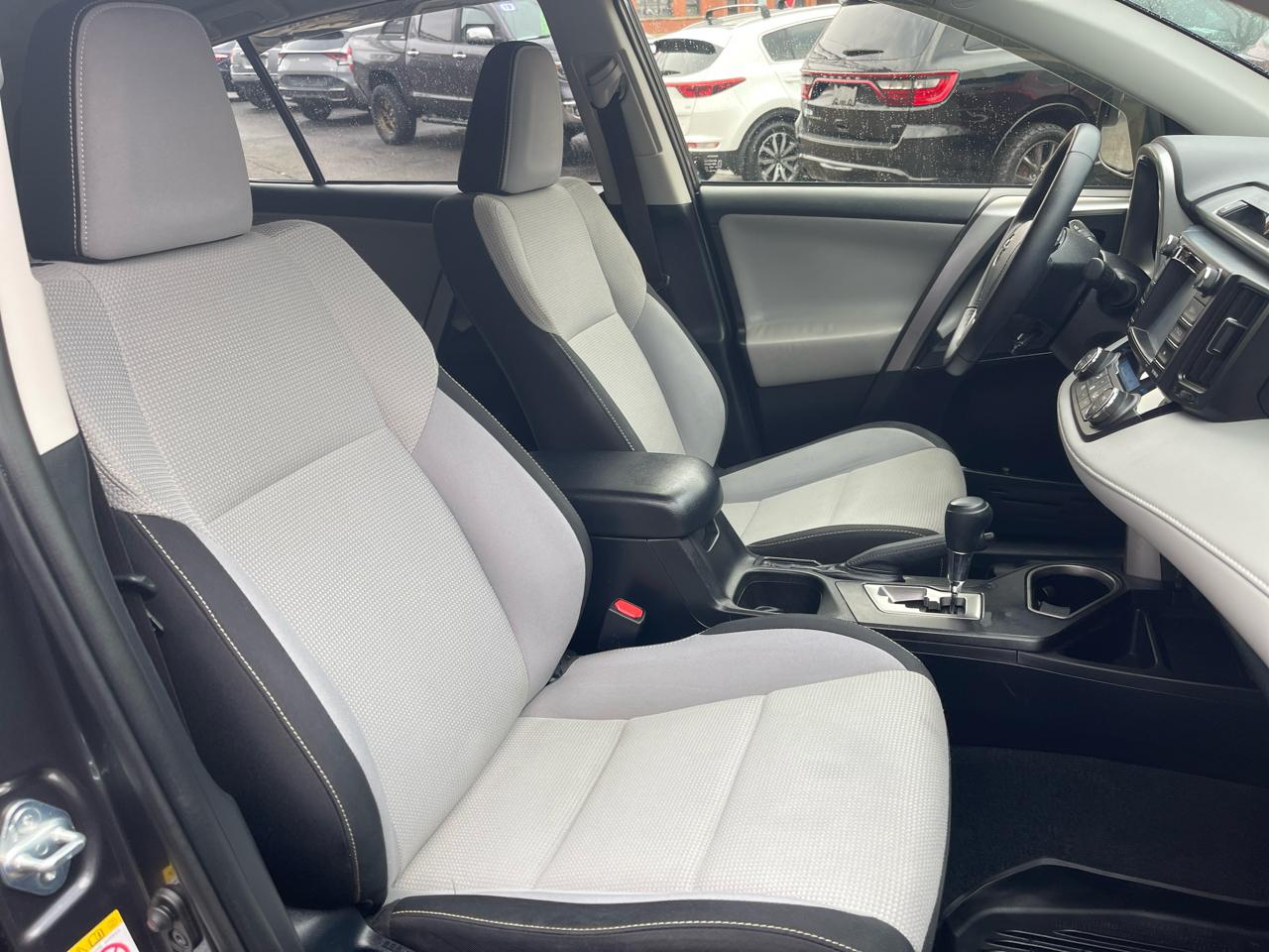 Toyota RAV4 XLE AWD (Natl) 2017