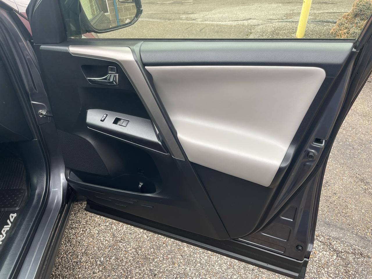 Toyota RAV4 XLE AWD (Natl) 2017