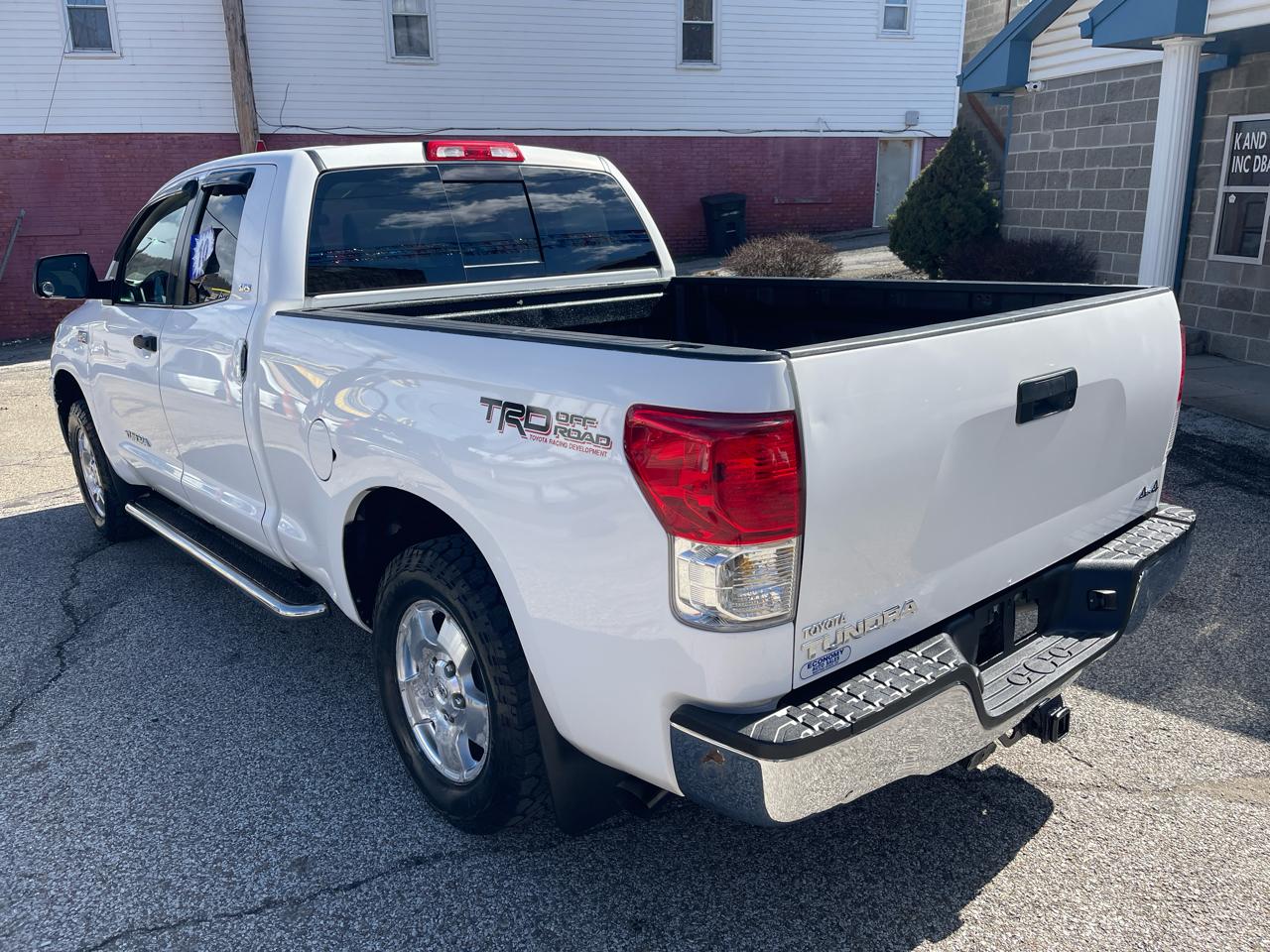 Toyota Tundra 4WD Truck Dbl 5.7L V8 6-Spd AT (Natl) 2010