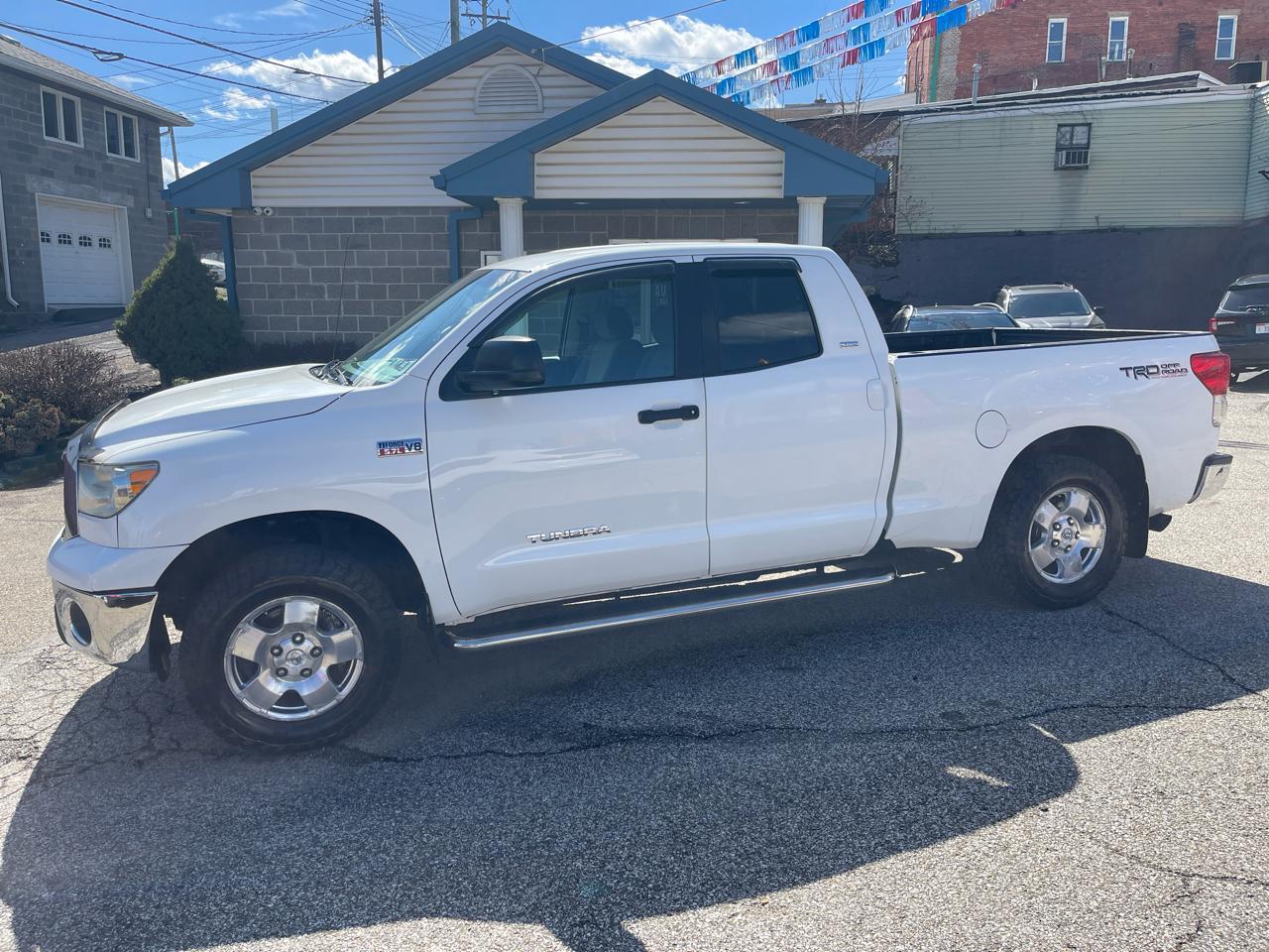 Toyota Tundra 4WD Truck Dbl 5.7L V8 6-Spd AT (Natl) 2010