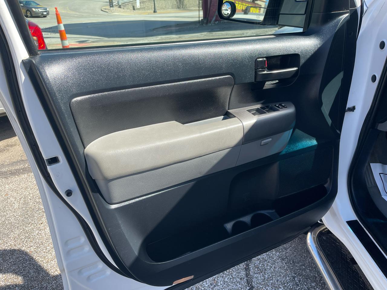 Toyota Tundra 4WD Truck Dbl 5.7L V8 6-Spd AT (Natl) 2010