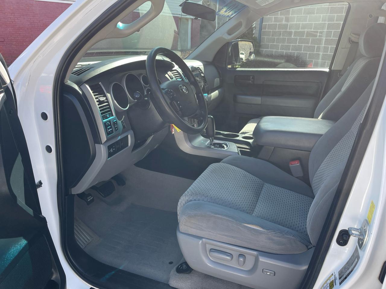 Toyota Tundra 4WD Truck Dbl 5.7L V8 6-Spd AT (Natl) 2010