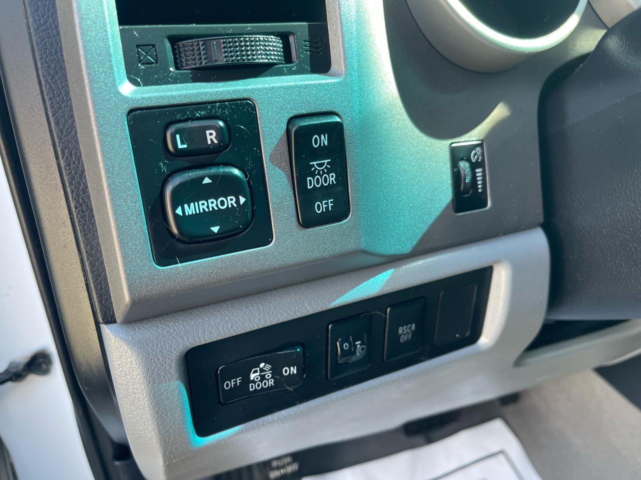 Toyota Tundra 4WD Truck Dbl 5.7L V8 6-Spd AT (Natl) 2010