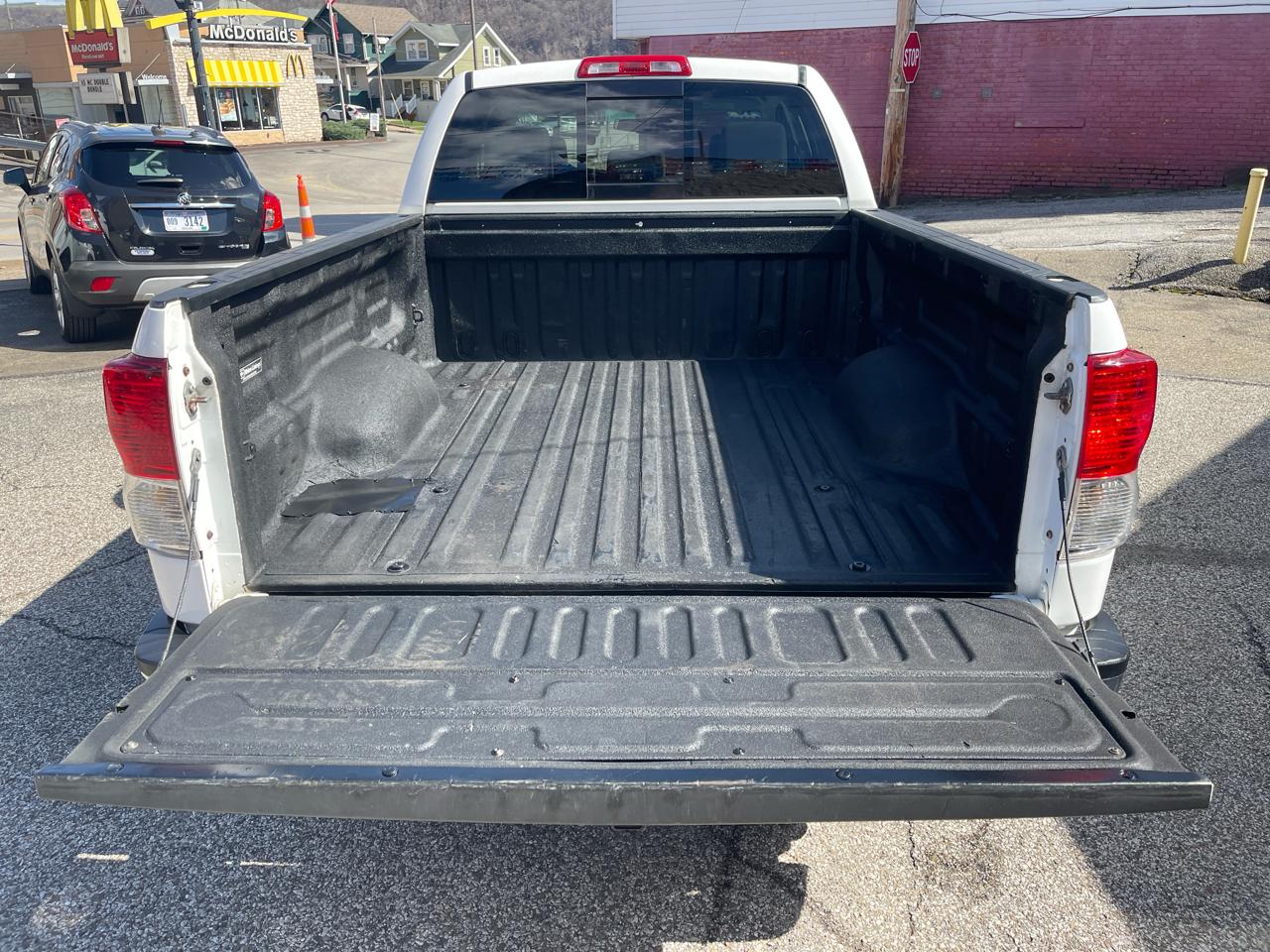 Toyota Tundra 4WD Truck Dbl 5.7L V8 6-Spd AT (Natl) 2010