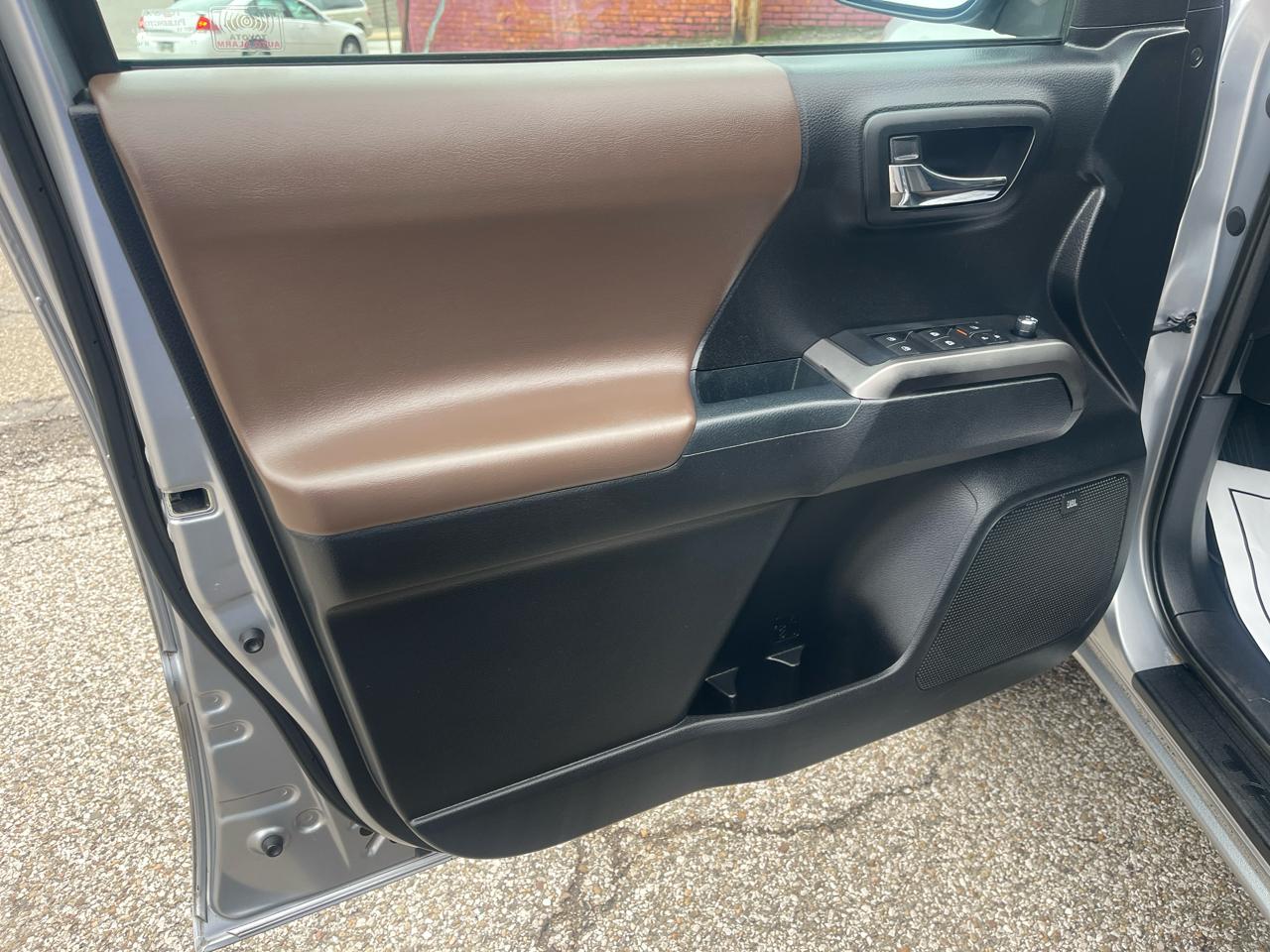 Toyota Tacoma Limited Double Cab 5' Bed V6 4x4 AT (Natl) 2017