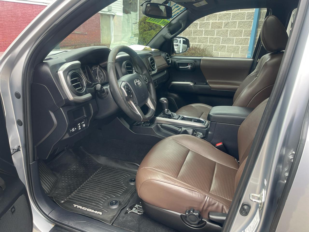 Toyota Tacoma Limited Double Cab 5' Bed V6 4x4 AT (Natl) 2017